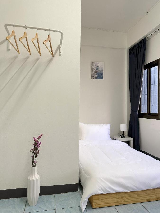 Montana Hotel & Hostel Phuket Karon Exterior photo