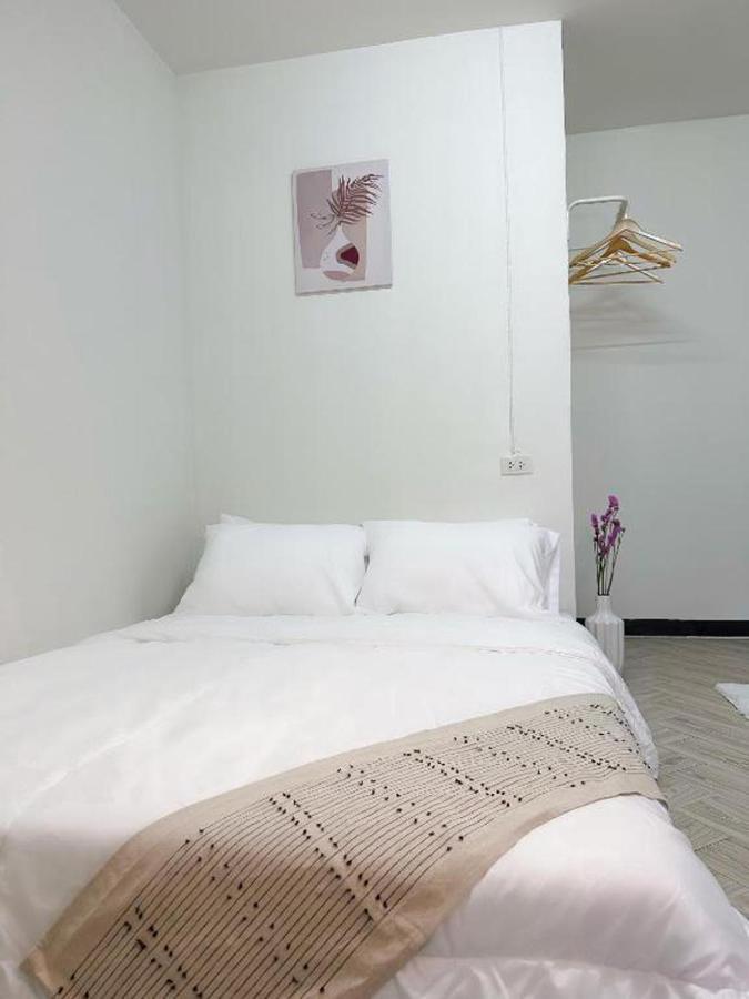 Montana Hotel & Hostel Phuket Karon Exterior photo