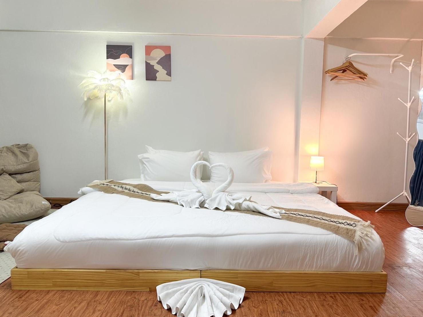 Montana Hotel & Hostel Phuket Karon Exterior photo