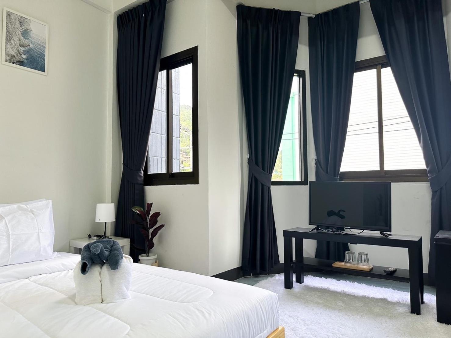 Montana Hotel & Hostel Phuket Karon Exterior photo