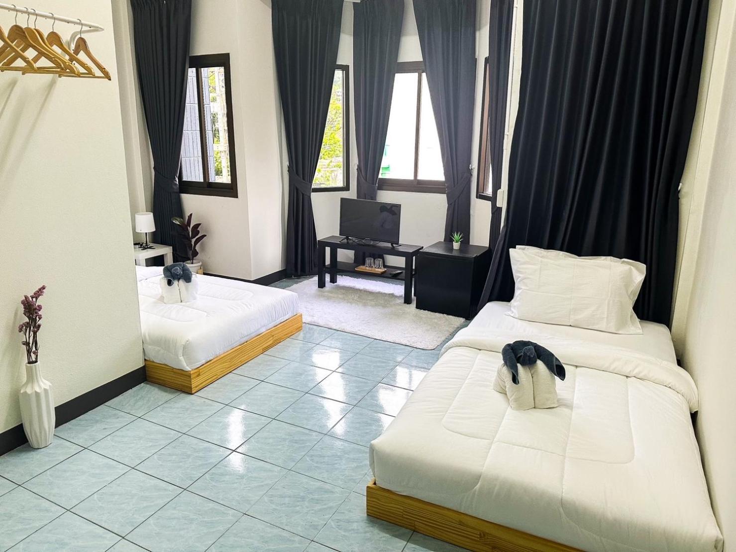 Montana Hotel & Hostel Phuket Karon Exterior photo