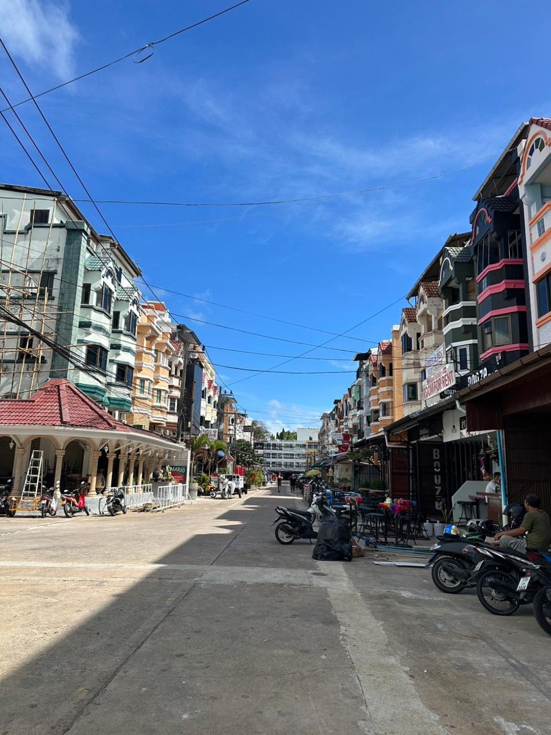 Montana Hotel & Hostel Phuket Karon Exterior photo