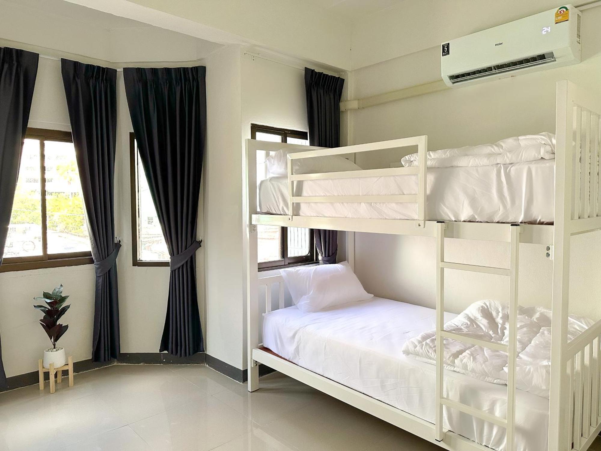Montana Hotel & Hostel Phuket Karon Exterior photo
